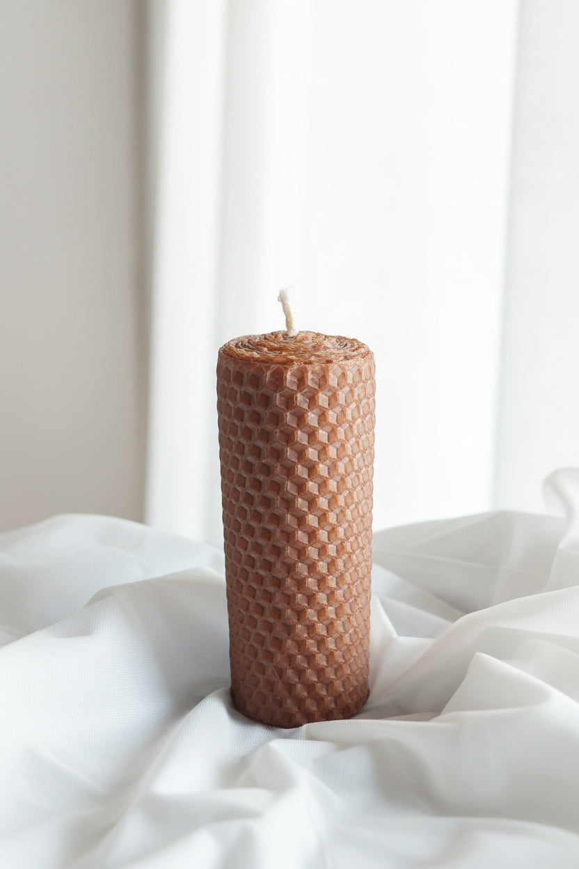 Kanervan sävyinen pöytäkynttilä mehiläisvahasta